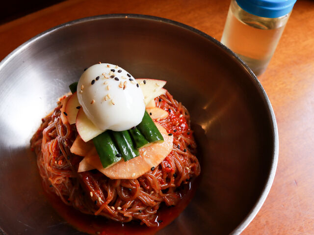 夏の定番人気★フルーティーな甘辛ビビン冷麺！