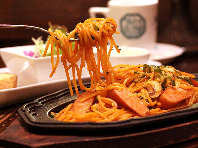 居心地◎ソファ席で楽しむ！鉄板焼きナポリタン