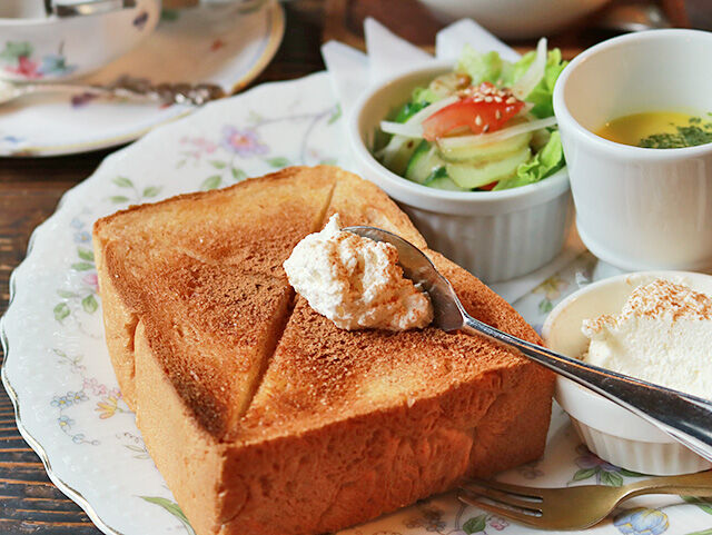 紅茶とともに味わうシナモン香るトーストランチ