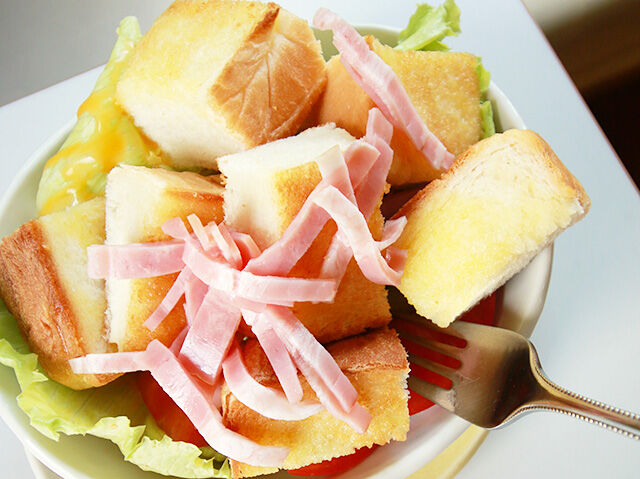 ボリューム満点で野菜たっぷり！トーストサラダ
