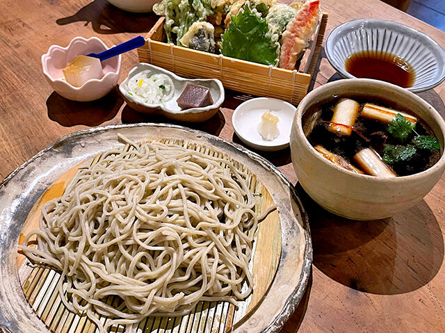 冬だけの味わいを堪能★鴨と野菜天の限定蕎麦