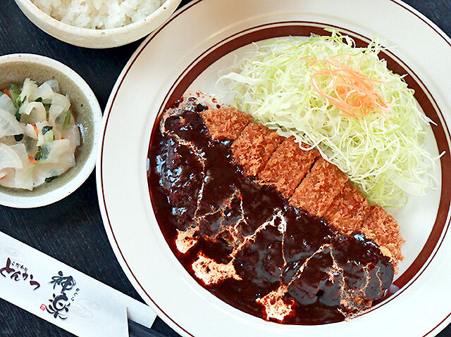 専門店の濃厚デミカツで新たなおいしさを発見！