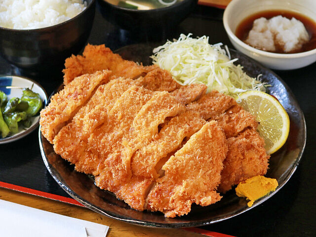 柔らかくてジューシー♪大きなチキンカツ定食