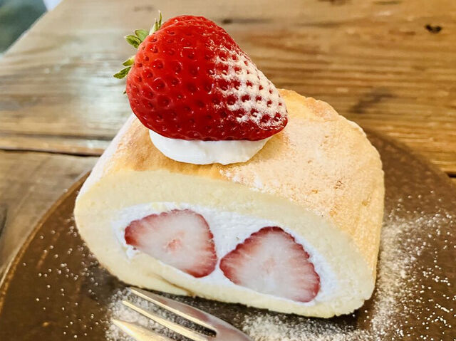 【真岡市】イチゴちゃんが愛らしい苺のロールケーキ（喫茶 ロクガツ）
