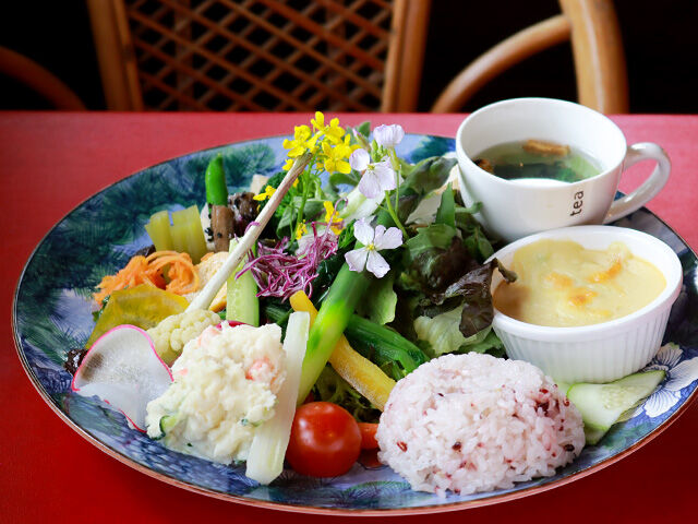 ひと皿で完ぺき！古代米と山盛り季節野菜ランチ