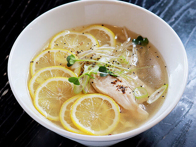 レモンの輪切りが美しい！町中華の鶏塩ラーメン