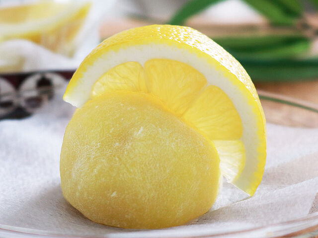 レモンを搾って食べる？！季節限定フルーツ大福