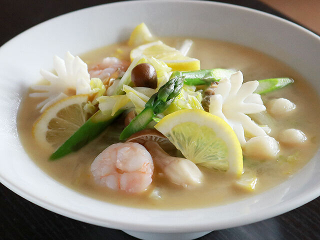 エビやイカなど海の幸がたっぷり！旨塩レモン麺