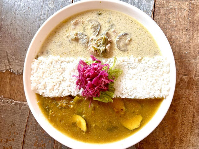 【佐野市】トマトのサルサカレー×ほうれん草のグリーンココナッツカレー（神谷カフェ）