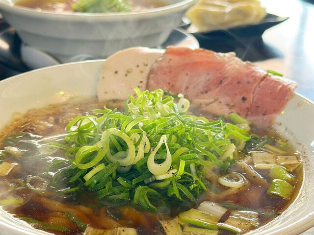 【小山市】太麺に黒胡椒とネギが絡む、旨みたっぷり中華そば（麺童 豊香）