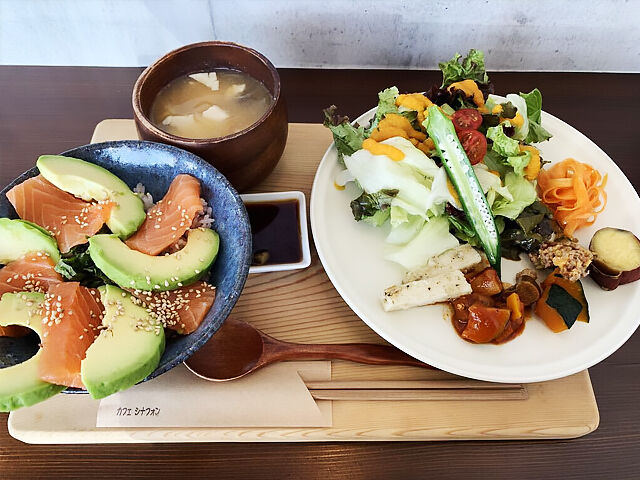 【足利市】サーモンとアボカド丼とプリンで至福のひととき（cafe sinaffon）