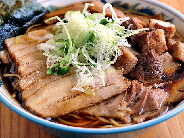 やりすぎ？！豪華チャーシュー3種盛の限定麺