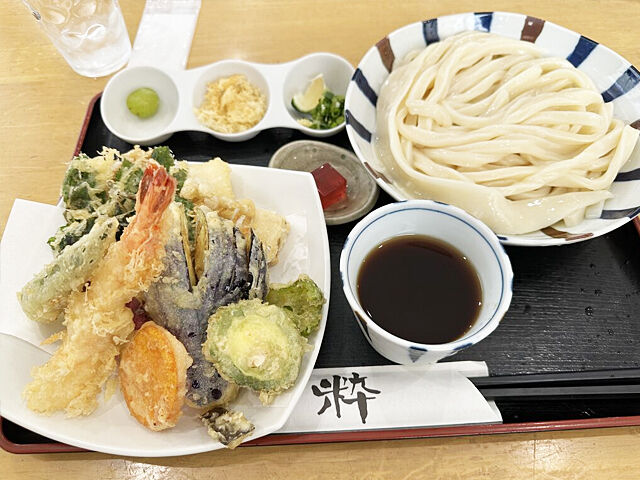 【下野市】ざるうどんと天ぷら盛り合わせに舌鼓！（讃岐うどん処 合掌 松屋）