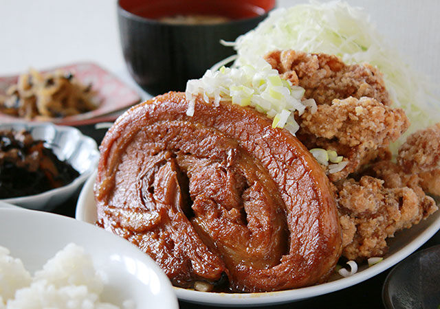 迫力満点！厚切チャーシューと唐揚げの名物定食