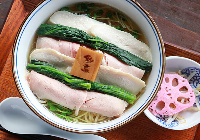 いりこ出汁が香る美しき鶏と豚のチャーシュー麺