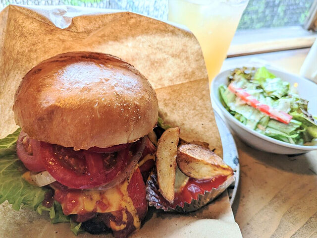 【益子町】ジューシーで食べ応えのあるハンバーガー！（MUKUBAR）