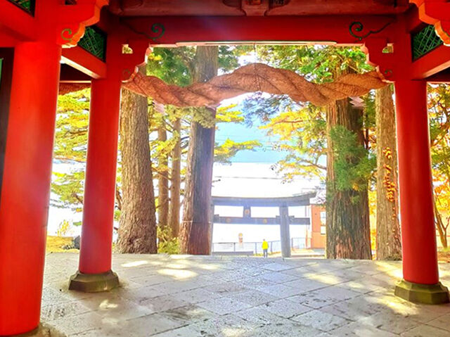 【日光市】鳥居から見える中禅寺湖と紅葉のコラボが素敵（日光二荒山神社中宮祠）