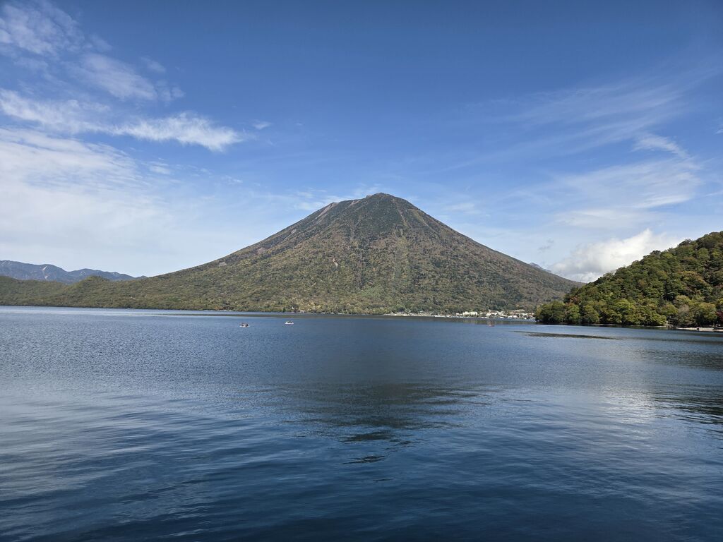 【日光市】湖上から望む男体山☆色づき始めた紅葉クルージング(中禅寺湖遊覧船)
