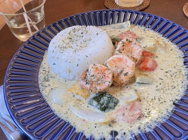 【市貝町】里山で心和らぐ時間☆海老香るグリーンカレーを味わう（小梅堂）