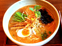 麺・スープ・具の完璧な鶏ニティ。 
