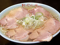 溢れそうなスープとチャーシュー  
