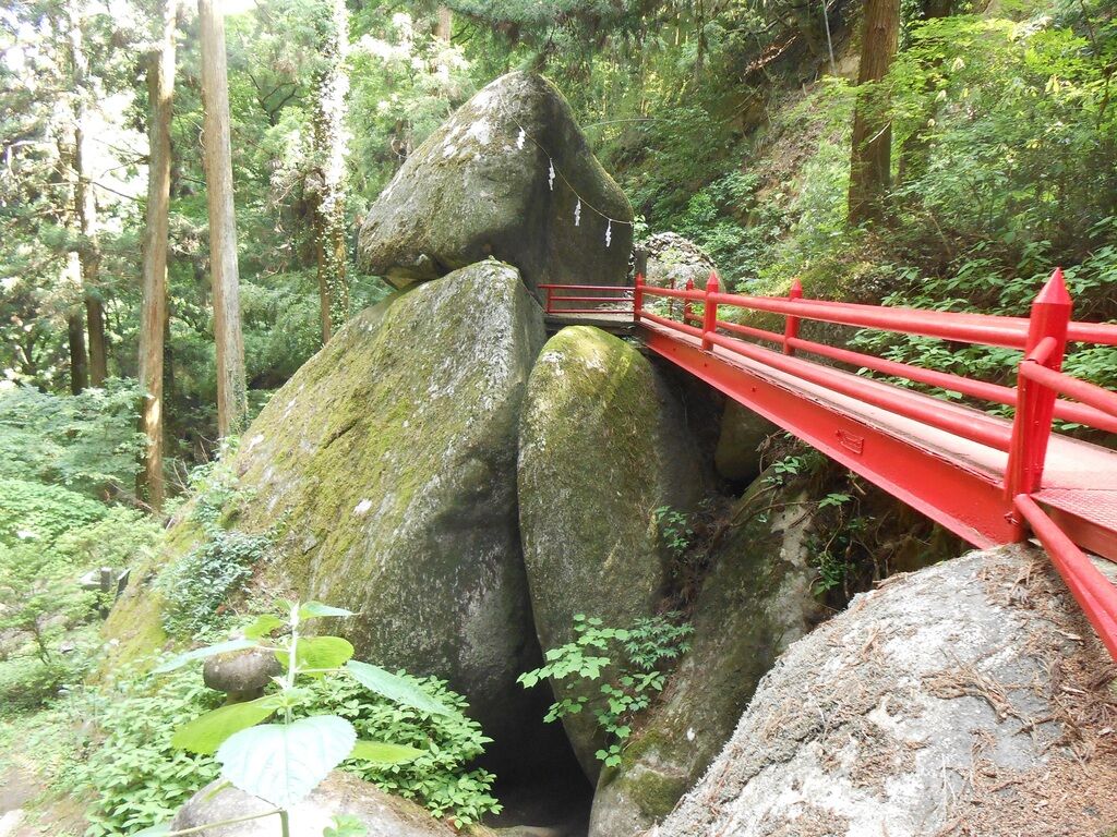 みんなのクチコミ634690件名草の巨石群 名草厳島神社 「胎内くぐり」で知られる高さ11メートル以上の巨石は圧巻です。栃ナビ!最新情報栃ナビ!トピックス検索