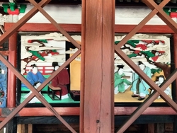 社殿全体が朱色...