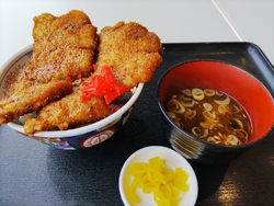 わらじカツ丼を...
