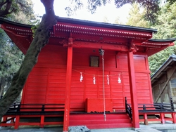 神社境内には佐...