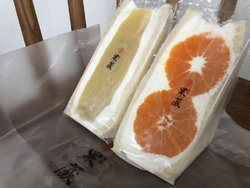 交差点で信号待...
