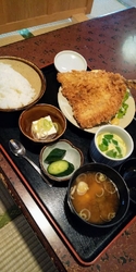 店前のチェーン...