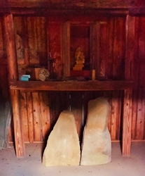 墓地の真ん中に...