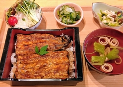 平日開店少し過...