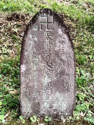 神社の脇にあり...
