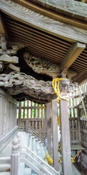 拝殿の向拝には...