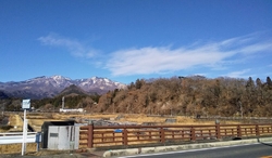 大谷川を挟んで...