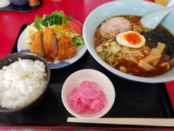 お昼にラーメン...