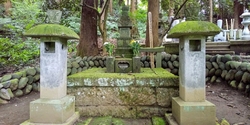 本堂前の銅燈籠...