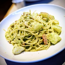 この前にパンを...