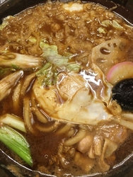 テーブルに着く...