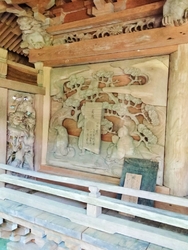 湯川の橋を渡る...