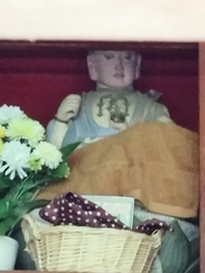 鶏足寺の山門脇...