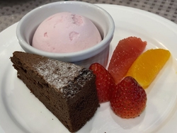 メインにサラダ...