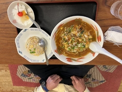 お店の前を通る...