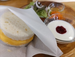 家族と朝食を食...