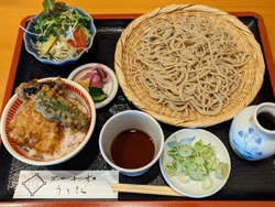 お昼時には駐車...