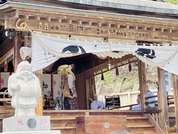 境内に入ると、...