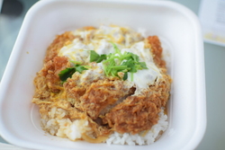 お昼ご飯にカツ...