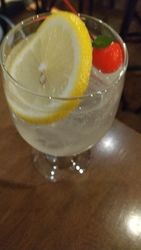 駅目の前で、モ...