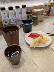 主人、父の3人...